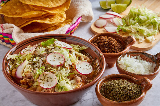 Pozole rojo, sopa mexicana de ma&iacute;z, comida tradicional en M&eacute;xico hecha con granos de ma&iacute;z y carne de puerco.