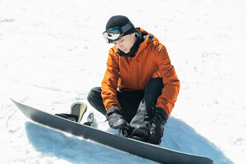 スノーボードをする男性