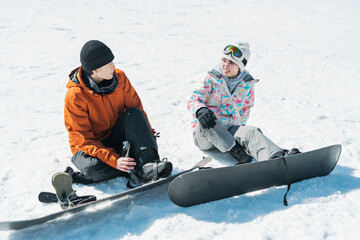 スキー場で遊ぶ男女