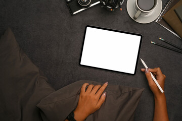 Obraz premium Woman using digital tablet on gray carpet.