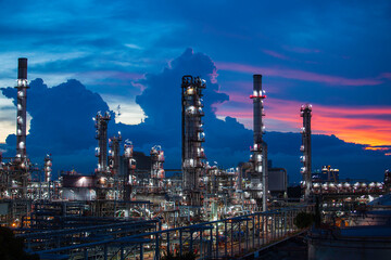 Obraz na płótnie Canvas Oil​ refinery ​ and​ plant tower column refinery of petrochemistry industry in oil​ and​ gas​ ​industry with​ cloud​ blue​ ​sky cloud the twilight.