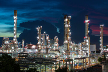 Fototapeta premium Oil​ refinery ​ and​ plant tower column refinery of petrochemistry industry in oil​ and​ gas​ ​industry with​ cloud​ blue​ ​sky cloud the twilight.