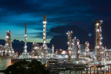 Fototapeta premium Oil​ refinery ​ and​ plant tower column refinery of petrochemistry industry in oil​ and​ gas​ ​industry with​ cloud​ blue​ ​sky cloud the twilight.