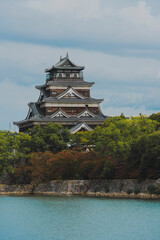 秋の紅葉が美しい広島城