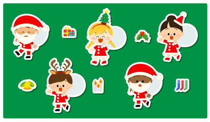 サンタクロースの仮装をしている子供たちとクリスマスアイテム