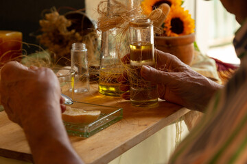 Consumir aceite de oliva puro virgen , manos de persona mayor 