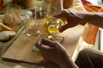 Consumir aceite de oliva puro virgen , manos de persona mayor 
