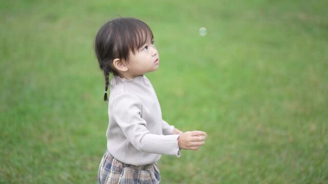 しゃぼん玉を追う女の子