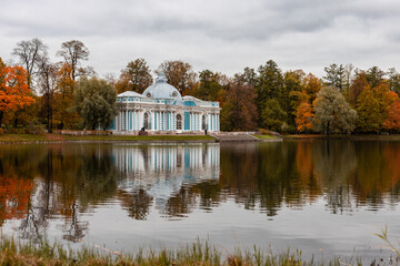 Fototapeta na wymiar View of Russian park in the autumn evening