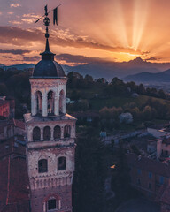 La Torre Civica di Saluzzo col sole che tramonta dietro il Monviso