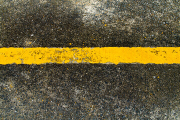 道路に敷かれた黄色線