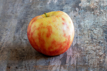 Pomme Elstar sur fond de vieilles planches