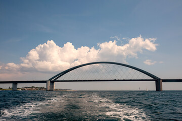 Fehmarnsundbrücke mit Wolken