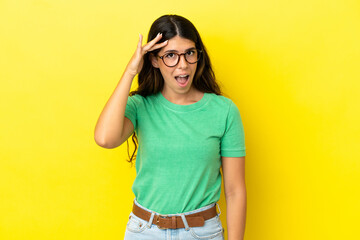 Fototapeta premium Young caucasian woman isolated on yellow background has realized something and intending the solution