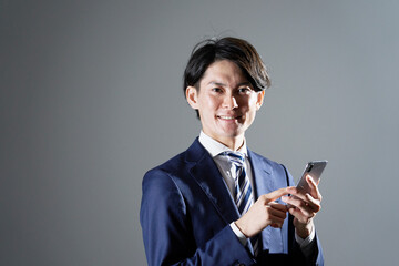 ビジネスマン　スマホ