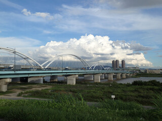 Obraz premium 橋と雲