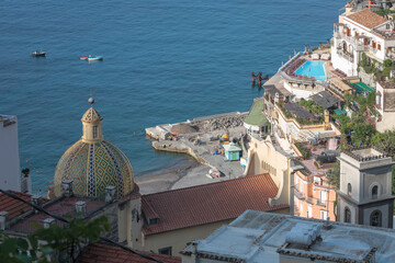 Costiera Amalfitana, Salerno. Panorama di borgo con cupola maiolicata di chiesa 