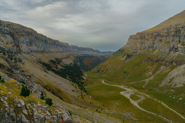 Senderista en el Mirador de la Senda de los Cazadores