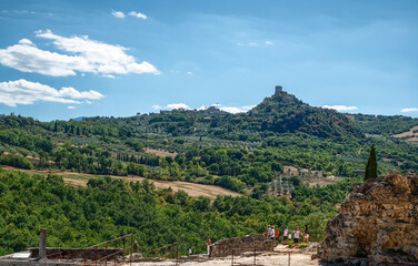 Fototapeta na wymiar Bagno Vignoni, Tuscany, Italy. August 2020. The amazing landscape of the Tuscan countryside visible from the viewpoint of the Tuscan village.