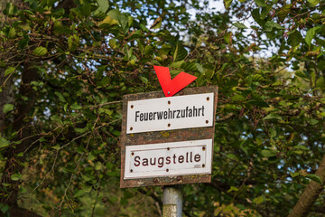 Schild mit der Aufschrift Feuerwehrzufahrt Saugstelle an der Eider in Schleswig-Holstein