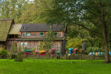 Hölzernes Wohnhaus mit Kanuverleih an der Eider in Schleswig-Holstein