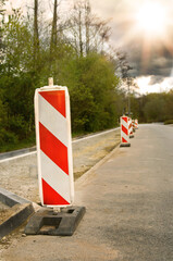 Warnbaken sichern eine Baustelle ab