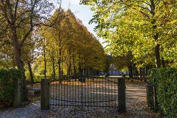Pl&ouml;ner Schlo&szlig;garten mit bundem Laub im Herbst