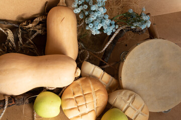 Rústico montaje decorativo con calabaza, pan y una pandereta