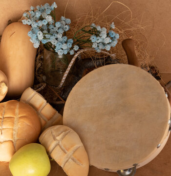 Rústico montaje decorativo con calabaza, pan y una pandereta