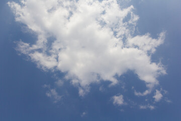 Obraz premium White clouds on blue sky