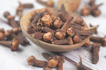 Obraz premium cloves on a spoon on table close up 