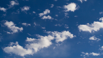 Obraz premium Altocumulus castellanus, nuages précurseurs d'une dégradation orageuse imminente