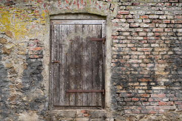 alte Tür in einer Wand