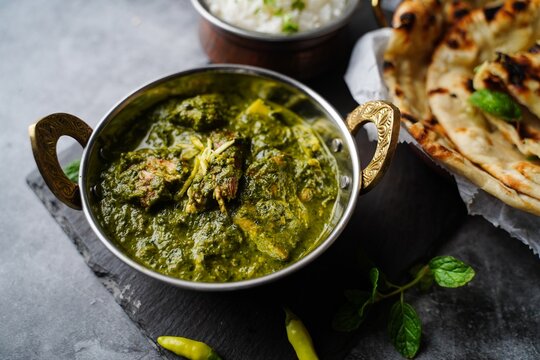 Palak chicken or Saag Murgh - grilled chicken in creamy spinach gravy