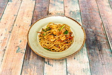 Udon noodles with prawns, is a typical dish of Japanese food, which we can find both at street level in the street stalls, as in the most distinguished restaurants.