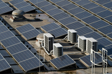 Solar- und Klimaanlagen auf einem Fabrikdach - 465771360