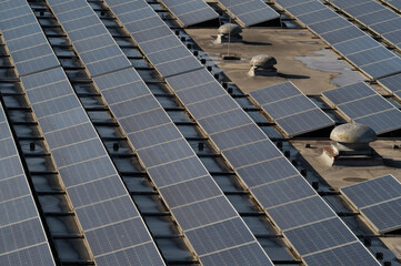 Solaranlagen auf einem Fabrikdach - 465771375