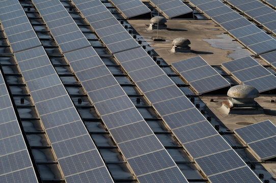 Solaranlagen auf einem Fabrikdach