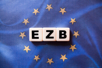 EZB auf Europaflagge