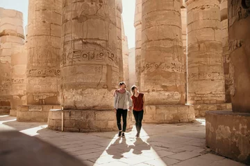 Foto op Plexiglas Traveling couple walking through Karnak temple in Luxor Egypt  © Zach