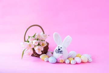 イースターのウサギと卵とピンクのチューリップの花かご