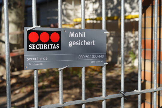 Schild vom Sicherheitsdienst Securitas an einer Baustelle in Berlin am 28.10.2021