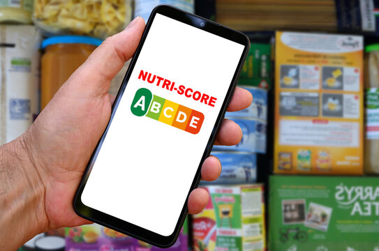 Concept de nutri-score avec un smartphone en main