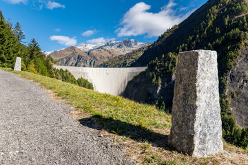 Strasse zur Staumauer am Lago di Luzzone