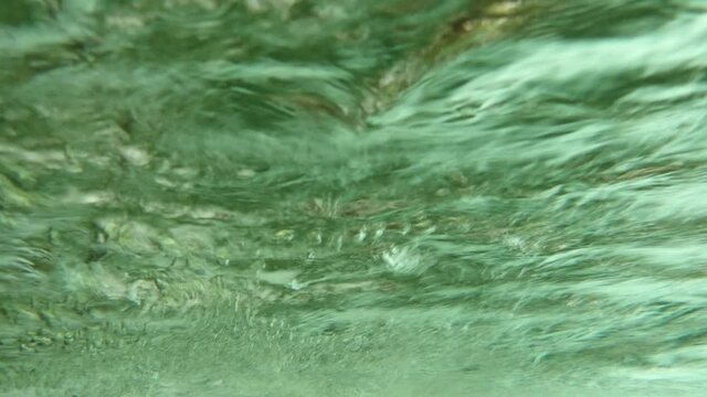 水の流れ　水中　水泡　長野県木曽郡上松町