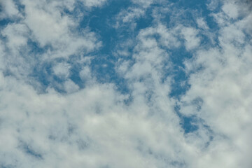 Obraz premium Beautiful white clouds on blue sky background.