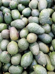 Montón de aguacates para venta en mercado