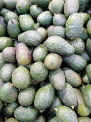 Montón de aguacates para venta en mercado