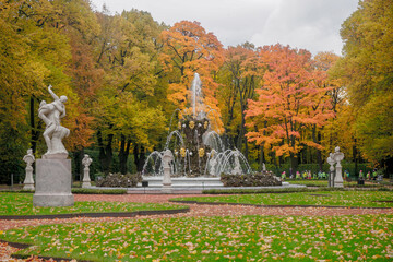 Obraz premium Beautiful autumn summer garden with fountains in St. Petersburg