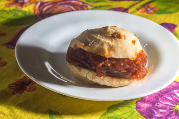 cheese buns, cheese buns stuffed with guava jam 